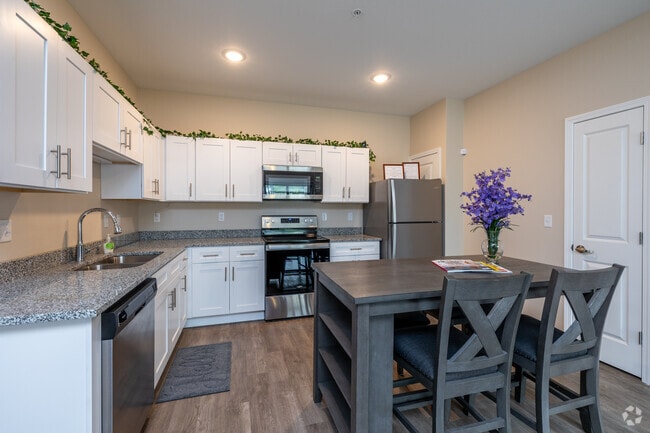 2BR, 2BA - 761 SF