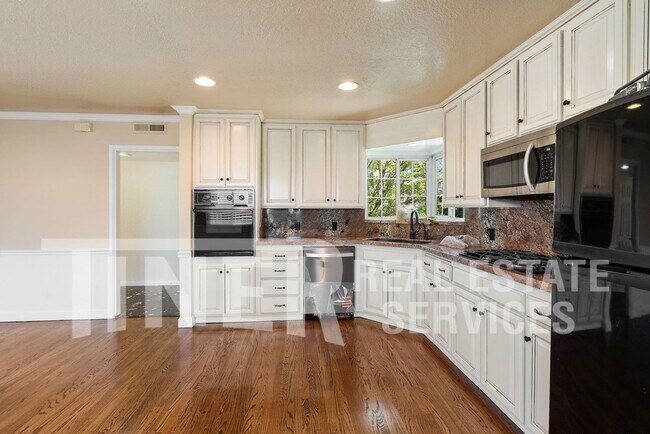 Photo - Charming 3-Bedroom Home with Pool in Carmi...