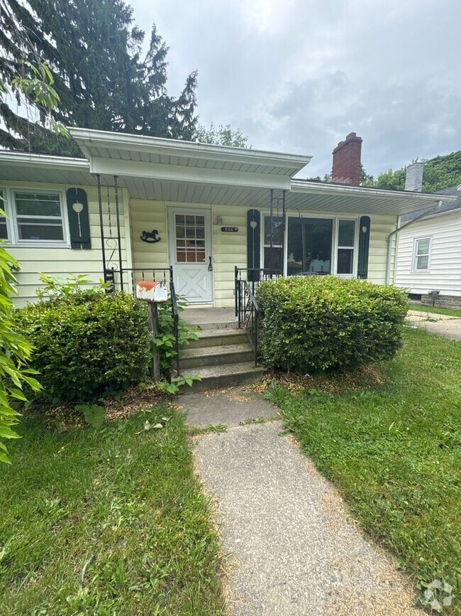 Building Photo - 2 bedroom 1 bathroom home w/ detached garage