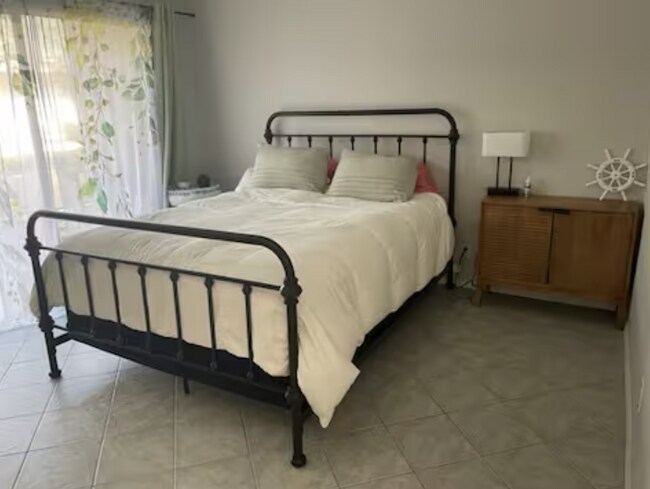Bedroom (Queen Bed) - 500 E Riverside Dr Unit Short Term Rental 4-7 mo