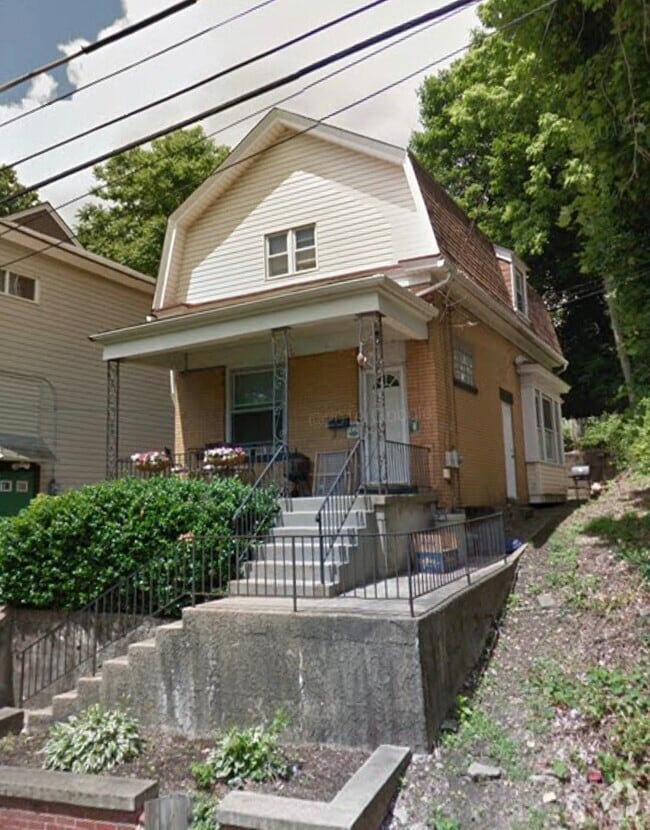 Building Photo - Two Bedroom/1.5 Bath in the Heart of Mt. W... Rental