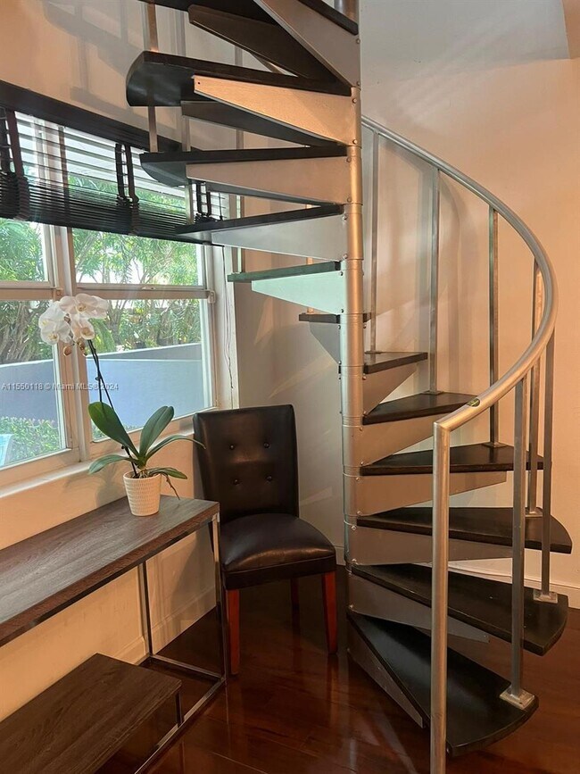 Photo - 3025 Mary St