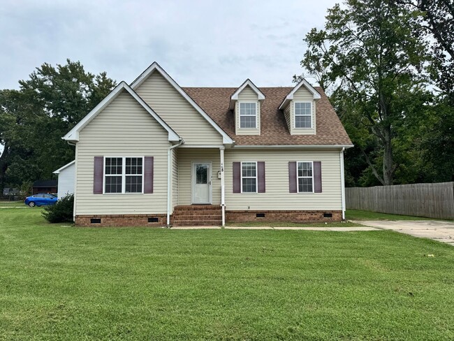 Building Photo - Darlin' home waiting for you!