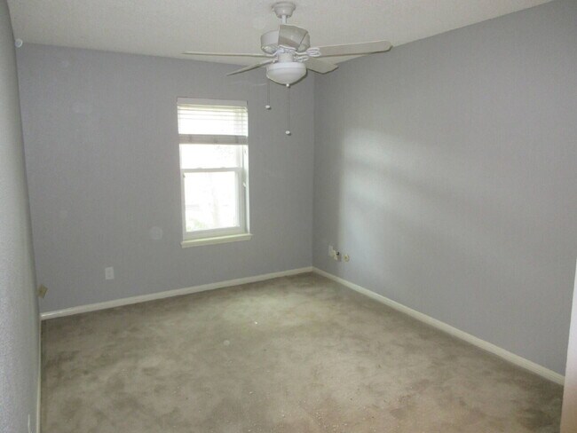 This charming 3-bedroom, 2.5-bath townhome in Memorial Club!