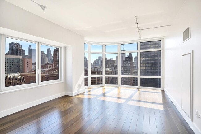 Building Photo - 555 W 59th St