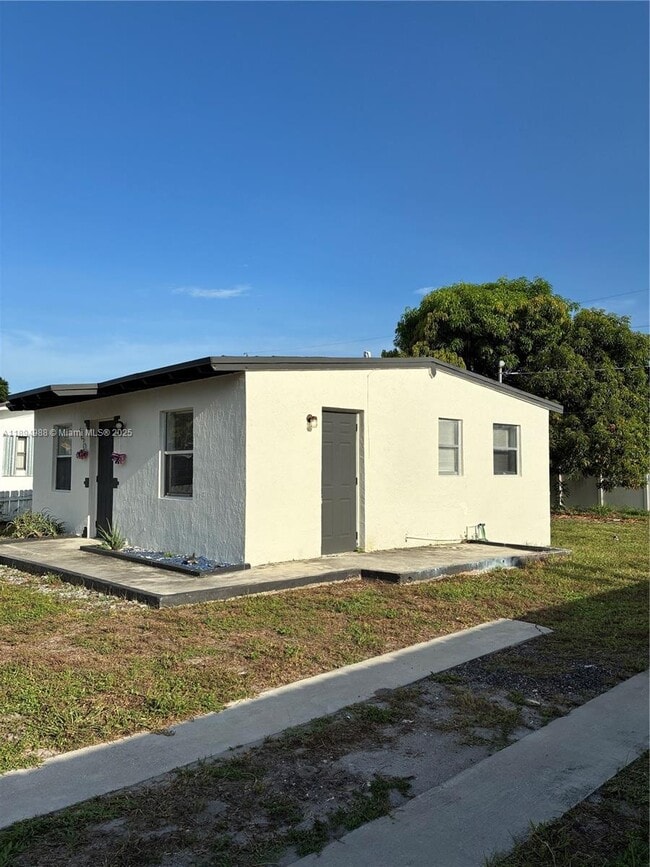 Photo - 550 NW 15th Ct