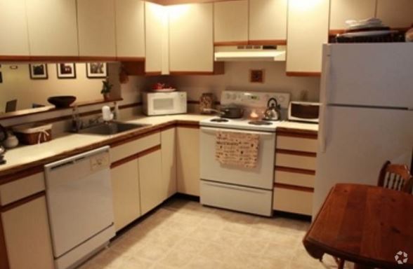 Eat-In Kitchen - Woodbridge Rental