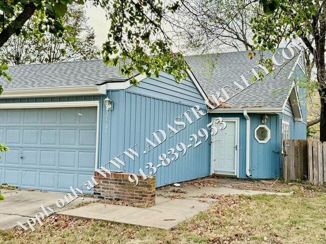 Photo - Beautiful 3 Bed 2 Bath Duplex in Lawrence-...