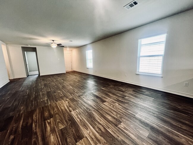 Photo - 520 Locksley Cove