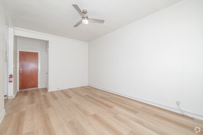 Studio - 300SF - Living Room - 919 S. Manhattan Pl