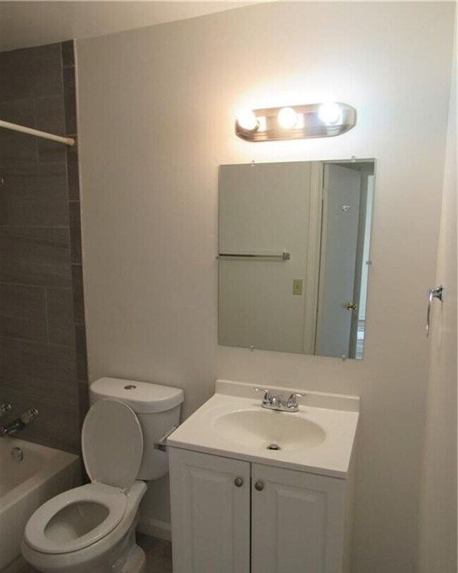 Photo - 402 Hill St Unit A