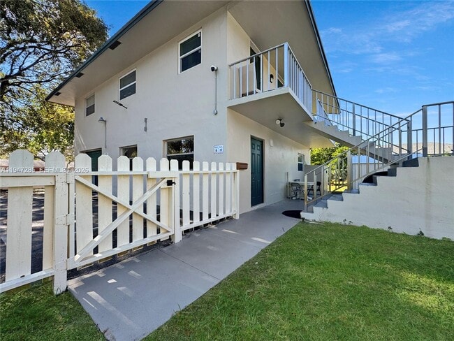 Building Photo - 883 SW 10th St Unit 1