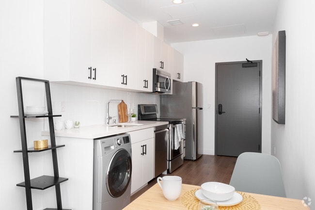 2BR, 1BA - 679 SF - The Thompson