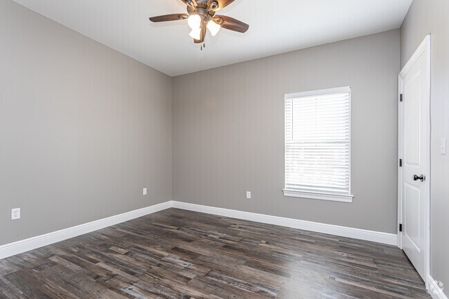 2BR, 2BA - 1,100SF