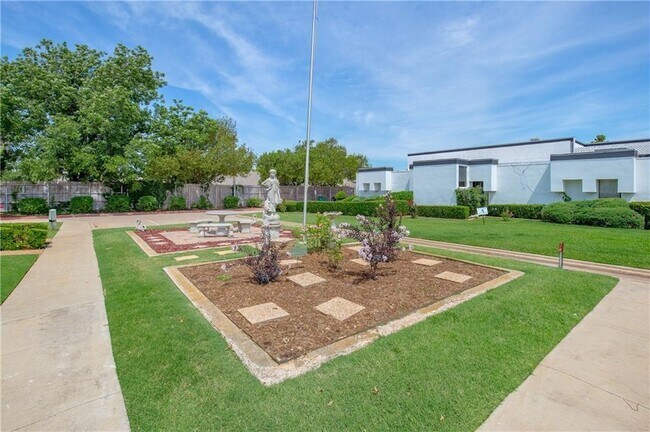 Photo - 2915 Acropolis St