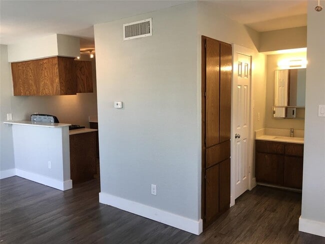 Photo - 624 W 37th St Unit 204