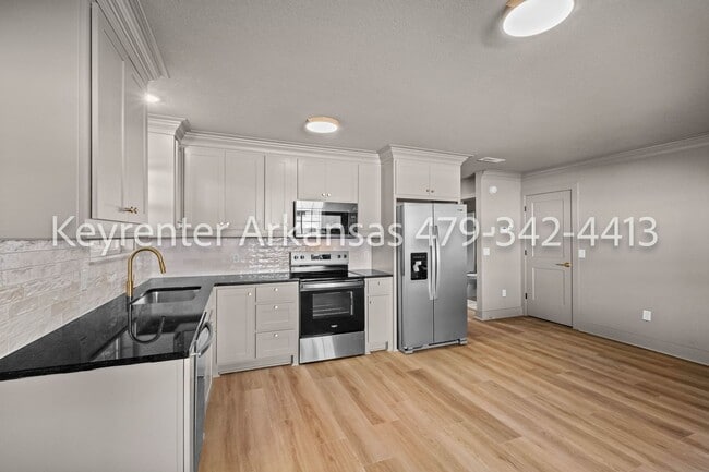 Building Photo - Beautifully renovated 3 bedroom, 2 bath | Fayetteville AR
