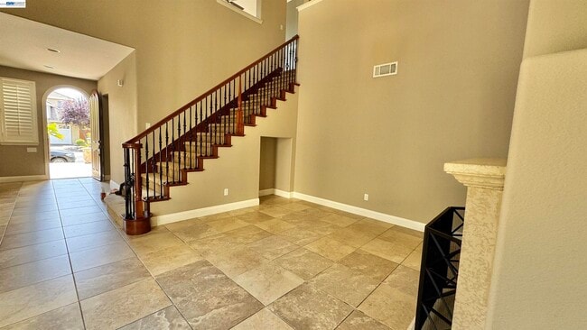Photo - 2458 Marsanne St