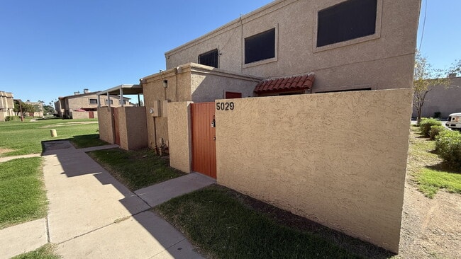 Building Photo - "Charming 2-Bedroom Townhouse in Phoenix -...
