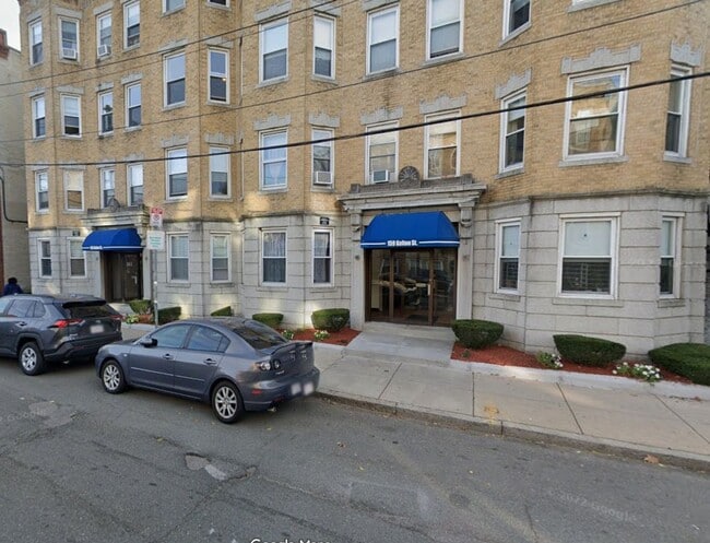 Building Photo - Studio apartment, Great location, Walk to Green Line, newly renovated!