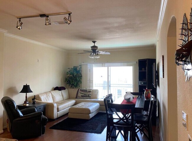 Spacious Living Area - 1085 Shop Rd Unidad 423