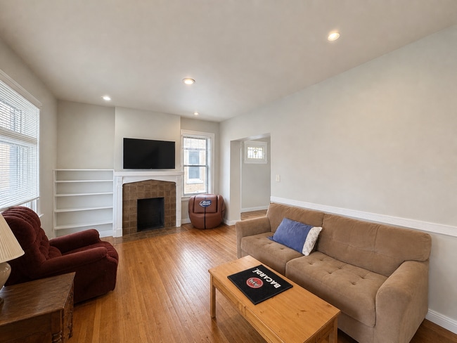 Building Photo - 6 Bed/2 Bath Mins. from UC Campus $600/pp ($3,600/mo)!