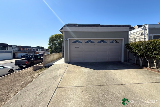 Building Photo - Comfortable 4-Bedroom, 2.5-Bath Home with ...