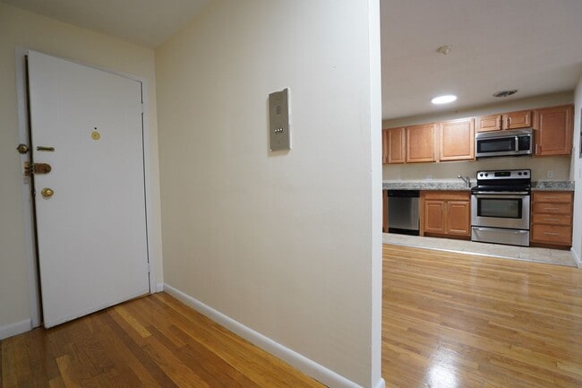 Building Photo - Brookline Bu Area Modern Huge Studio Laundry AA Elevator, Dishwasher , Students ok  No FEE