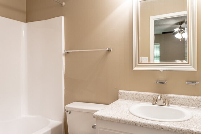 2BR, 2BA - 1,006SF