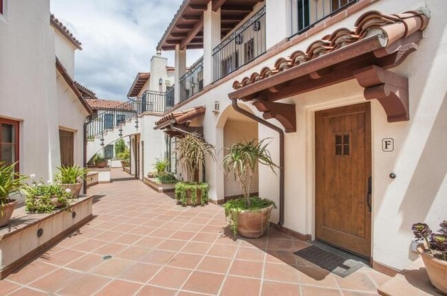Building Photo - Downtown Luxury 1 BDRM w/ One Car Garage! Unit G Rental