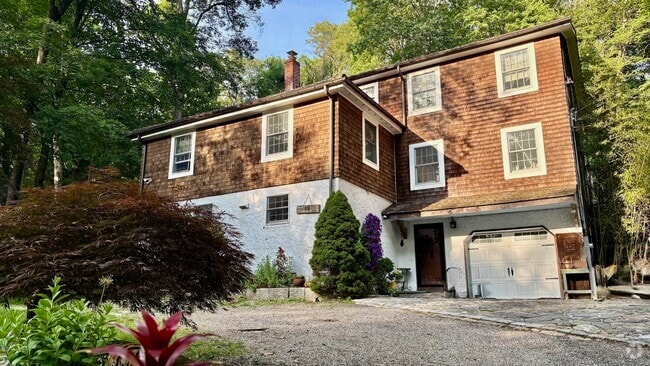 Building Photo - 19 Gaylord Dr N Rental