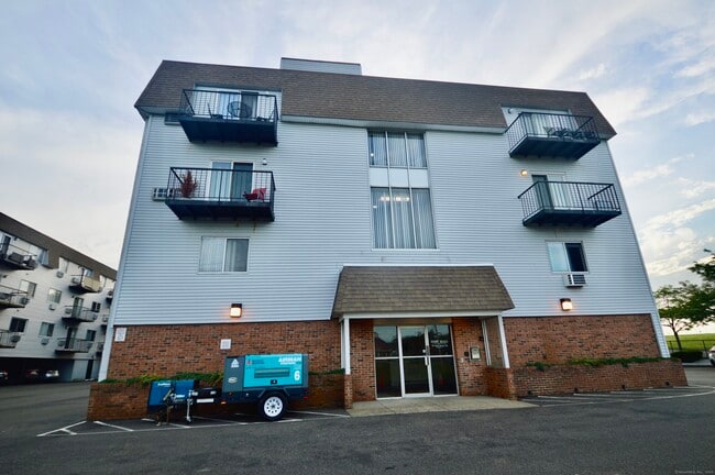 Building Photo - 115 Short Beach Rd Unit 103 Rental