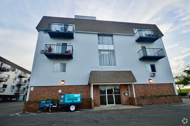 Building Photo - 115 Short Beach Rd Unit 103 Rental