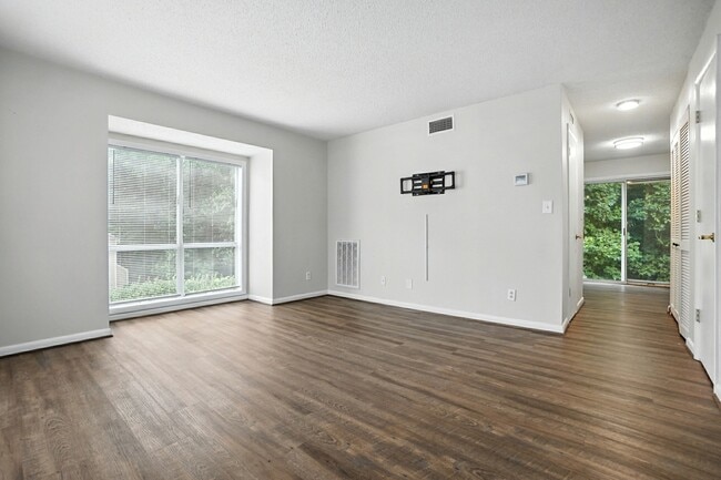 1101 Surry Ln