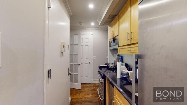 Building Photo - 439 W 50th St Unit 2R Rental