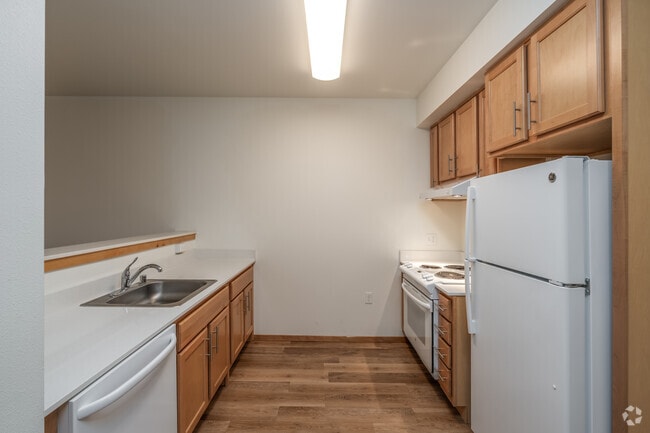 1BR, 1BA - 553SF - Kitchen - Arbora Court