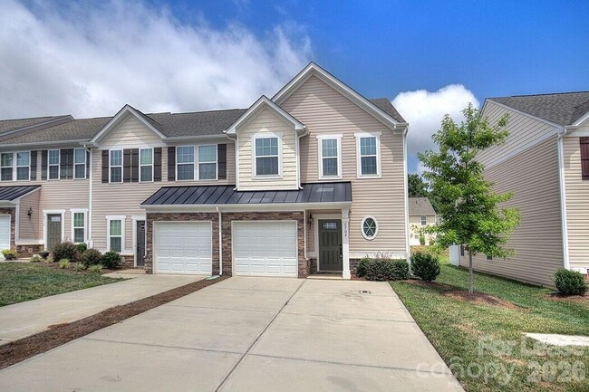 Building Photo - 2704 Silverthorn Dr