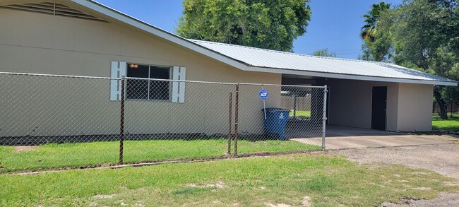 Photo - 404 SW 10th St