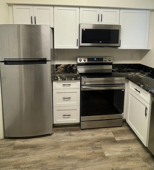 Building Photo - 2 Bed, 2 bath in Quiet Community. New HVAC, New Flooring. Community pool and clubhouse access inc... Unit 108