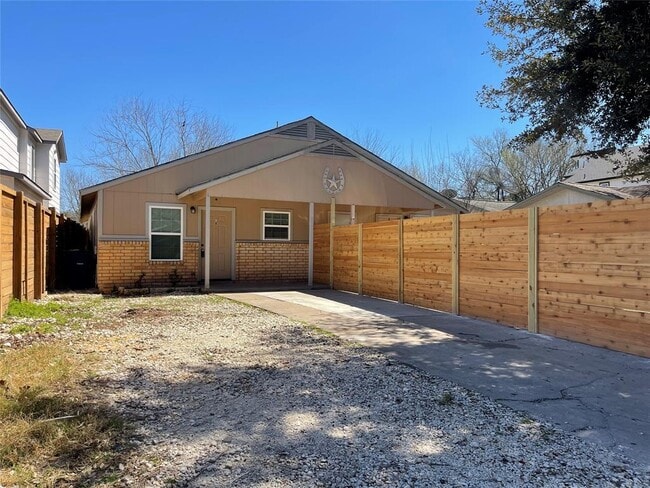 Photo - 1115 Brookswood Ave