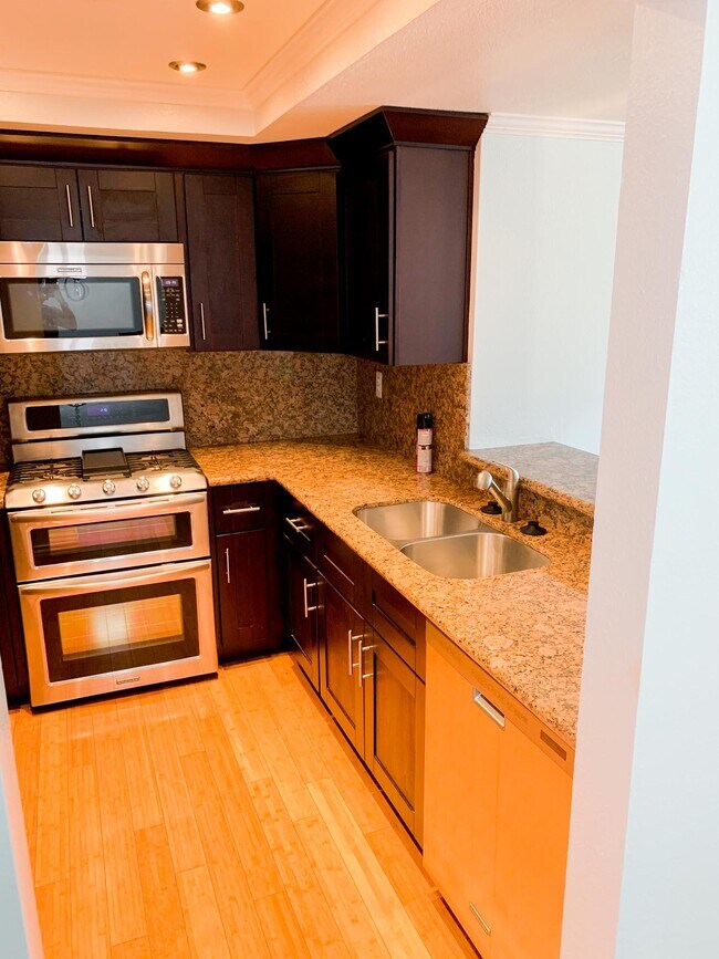 Kitchen - 7800 Topanga Canyon Blvd Unidad 217