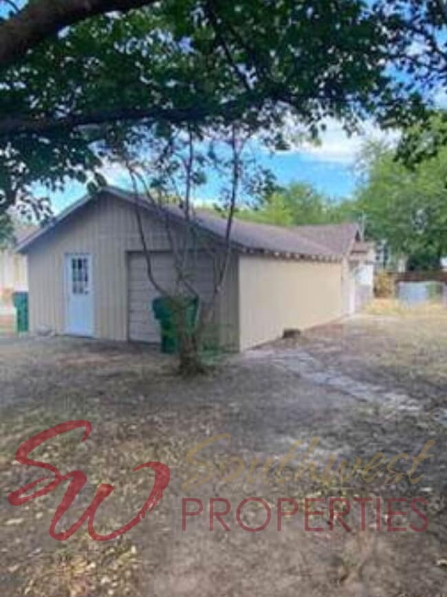 Building Photo - 1 Bedroom Garage Apartment — 1 Block from TSU (You Can’t Get Much Closer!)