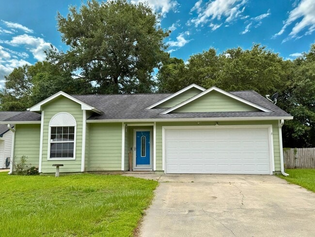 Building Photo - 3/2 Fenced in yard!