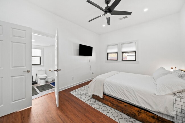 Photo - 305 W 12th St