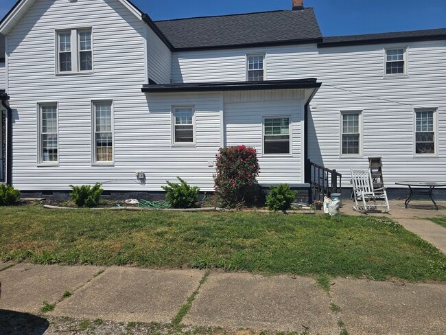 Building Photo - BEAUTIFULLY RENOVATED 2 BEDROOMS WITH BALCONY