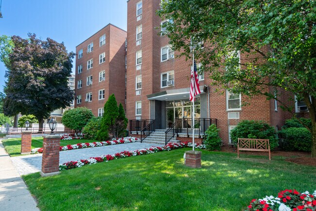 Building Photo - 39 Glenbrook Rd Unit 2T Rental