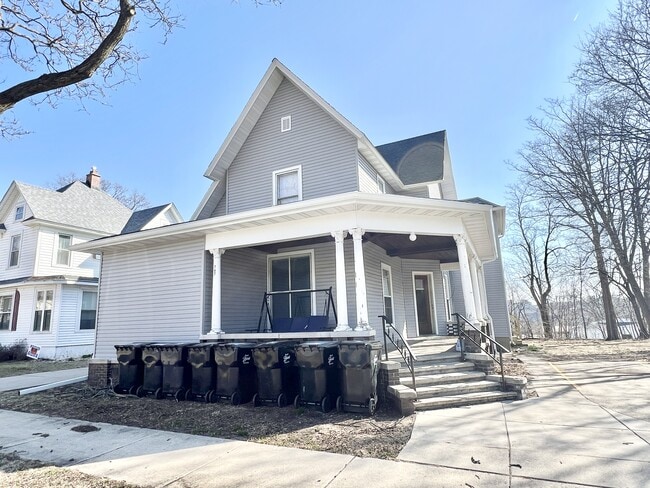749 Parker Ave Unit 749 1/2