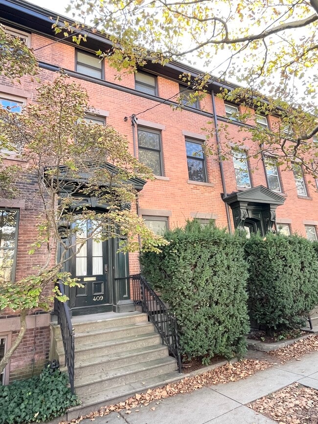 Photo - 409 Temple St