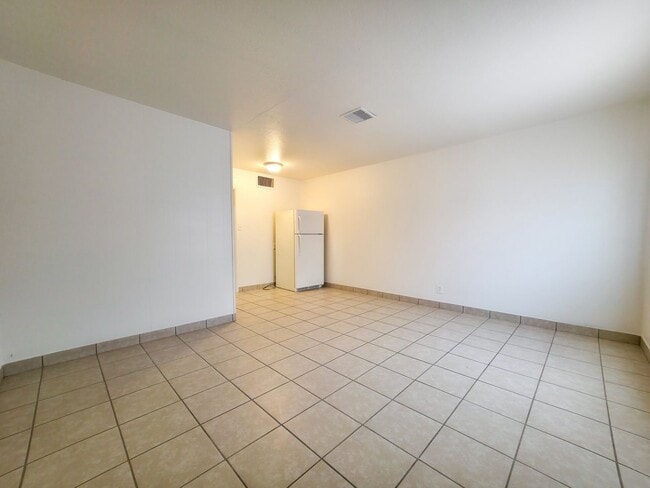 Building Photo - 585 W 3rd St Unit 585 W 3rd St