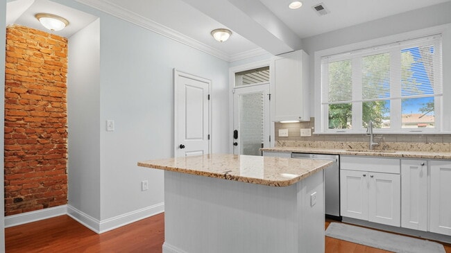 Photo - 1654 Gales St NE